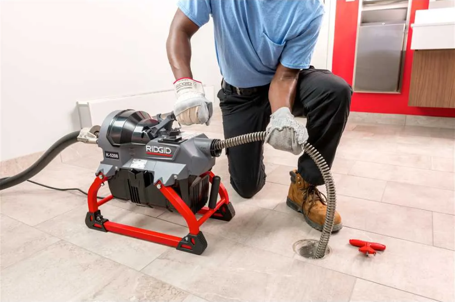 Técnico especializado com equipamento profissional de desentupimento